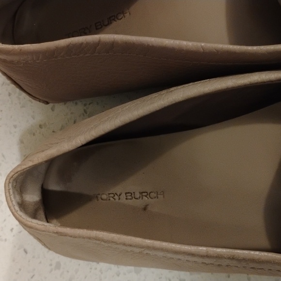 Tory Burch Beige Loafers with Gold Emblem - Picture 5 of 6